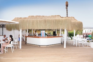 Bar au bord de la piscine