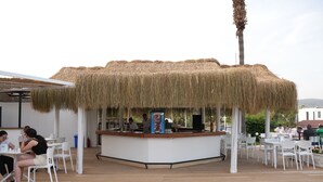 Bar i bassenget