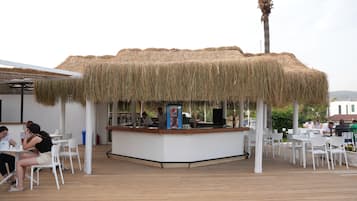 Swim-up bar