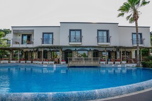Seasonal outdoor pool - Mira Beach Resort Bodrum (Bodrum)