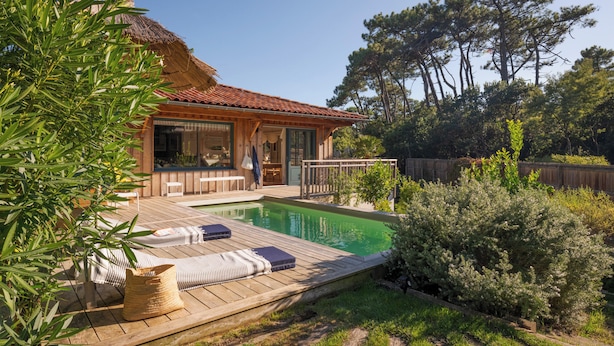 A house with a swimming pool, wooden deck, and outdoor seating area. - La Giovanna - Villa 5bed, heated pool, pine garden, Cap-Ferret (Lège-Cap-Ferret)
