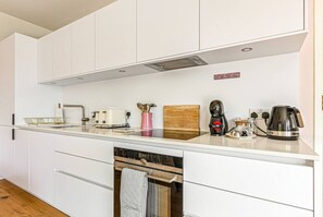 Kylskåp, mikrovågsugn, ugn och diskmaskin