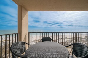 Outdoor dining - Phoenix East 804 | Gulf Front | Sleeps 10 (Orange Beach)