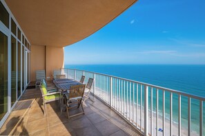 Outdoor dining - Phoenix Gulf Shores 1901 | Gulf-Front Corner (Gulf Shores)