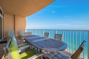 Outdoor dining - Phoenix Gulf Shores 1901 | Gulf-Front Corner (Gulf Shores)