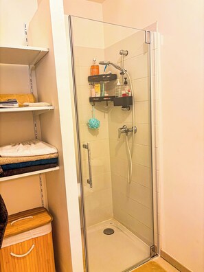 Sèche-cheveux, serviettes fournies, papier toilette