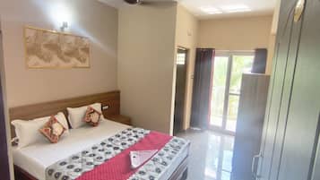 Quarto casal clássico de uso individual, vista para a cidade