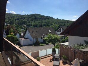 Terrace/patio - Comfortable Apartment with Southwest-Facing Balcony in Kelkheim (Taunus) (Kelkheim (Taunus))