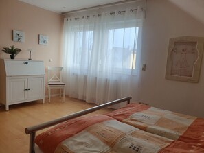 Room - Comfortable Apartment with Southwest-Facing Balcony in Kelkheim (Taunus) (Kelkheim (Taunus))