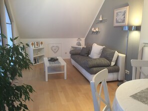 Living area - Comfortable Apartment with Southwest-Facing Balcony in Kelkheim (Taunus) (Kelkheim (Taunus))