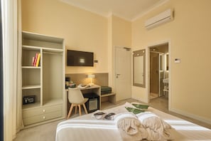 Family Double or Twin Room | In-room safe, desk, blackout curtains, soundproofing
