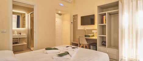 Family Double or Twin Room | In-room safe, desk, blackout drapes, soundproofing