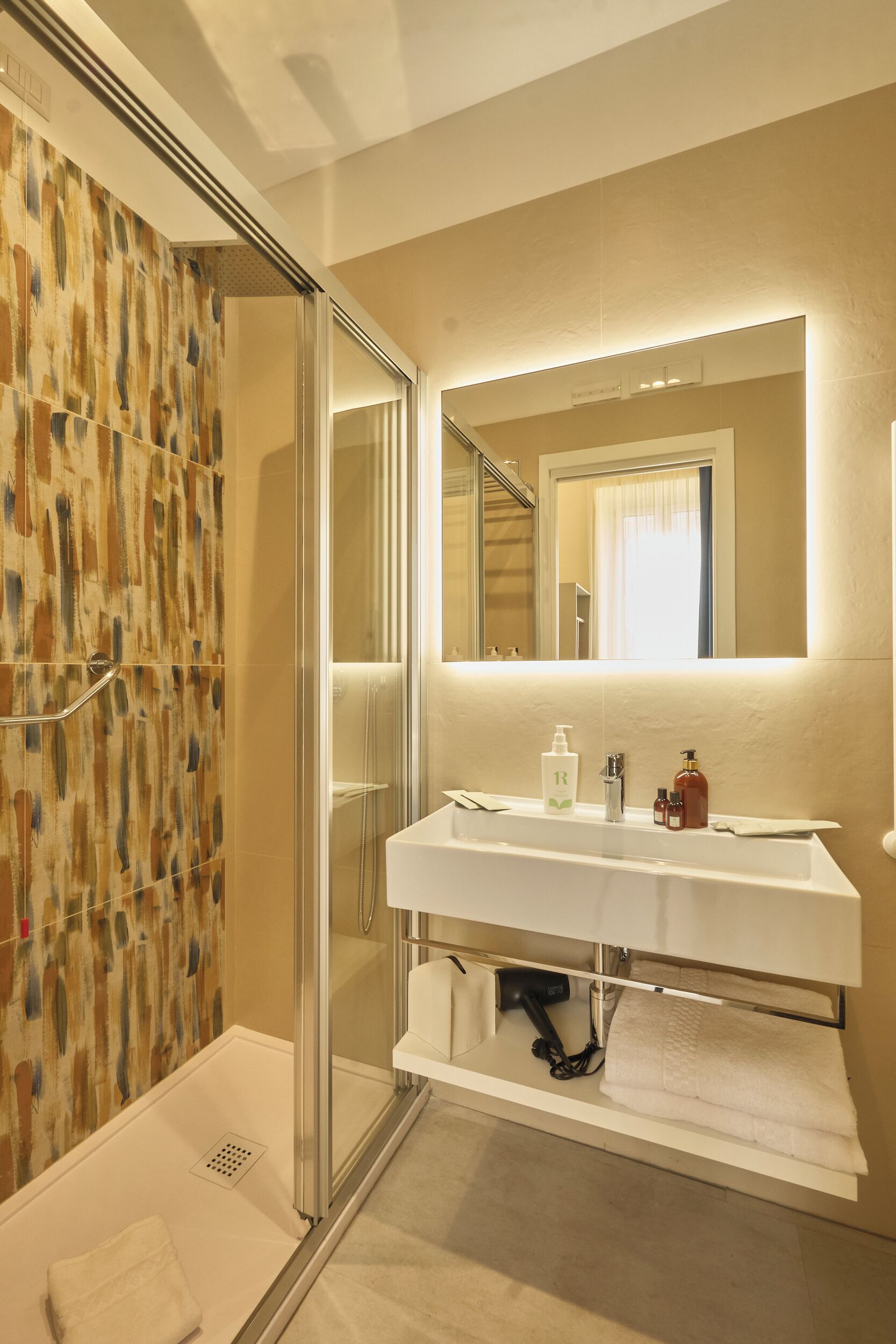 Habitación familiar con 1 cama matrimonial o 2 individuales | Baño | Regadera, secadora de cabello, pantuflas, jabón 