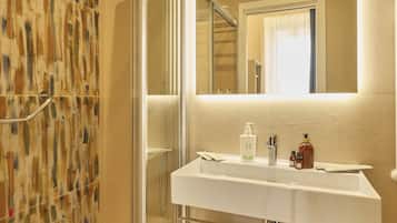 Habitación familiar con 1 cama matrimonial o 2 individuales | Baño | Regadera, secadora de cabello, pantuflas, jabón