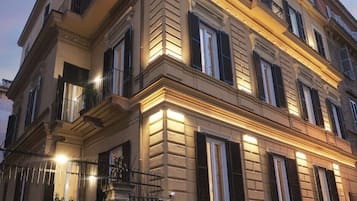 Fachada de la propiedad por la tarde o noche