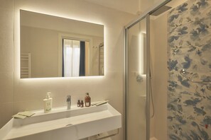 Chambre Familiale Double ou avec lits jumeaux | Salle de bain