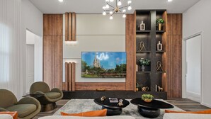 Una sala de estar moderna con un televisor de pantalla plana grande, paneles de madera y un mueble negro para estantes con objetos decorativos.