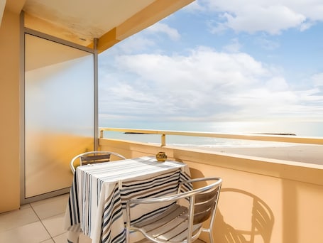 Outdoor dining. Apartment 'Maison De La Plage' with Sea View, Wi-Fi and Air Conditioning