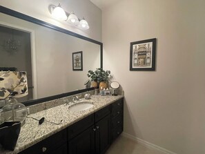 Bathroom - Cozy 2-bedroom condo with AC in amazing Fort Myers (Fort Myers)