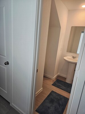 Shower, hair dryer, towels, soap - Fully furnished home in Converse, it's nice, convenient and a quiet stay. (Converse)