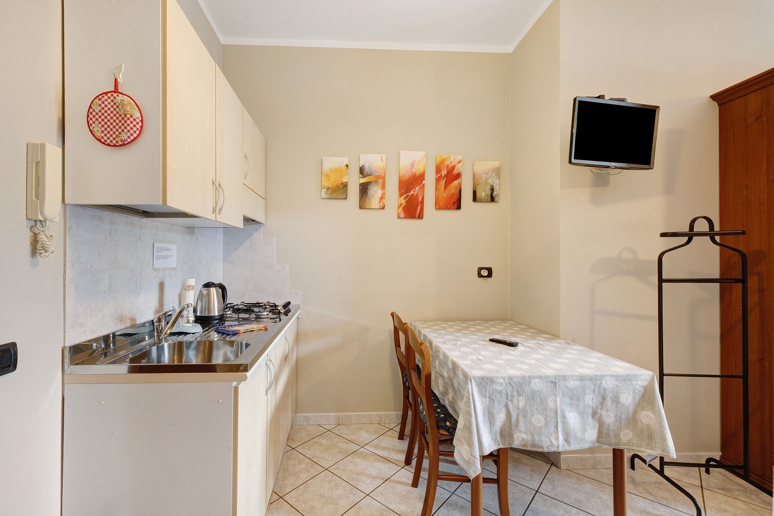 Fridge, stovetop, coffee/tea maker, electric kettle