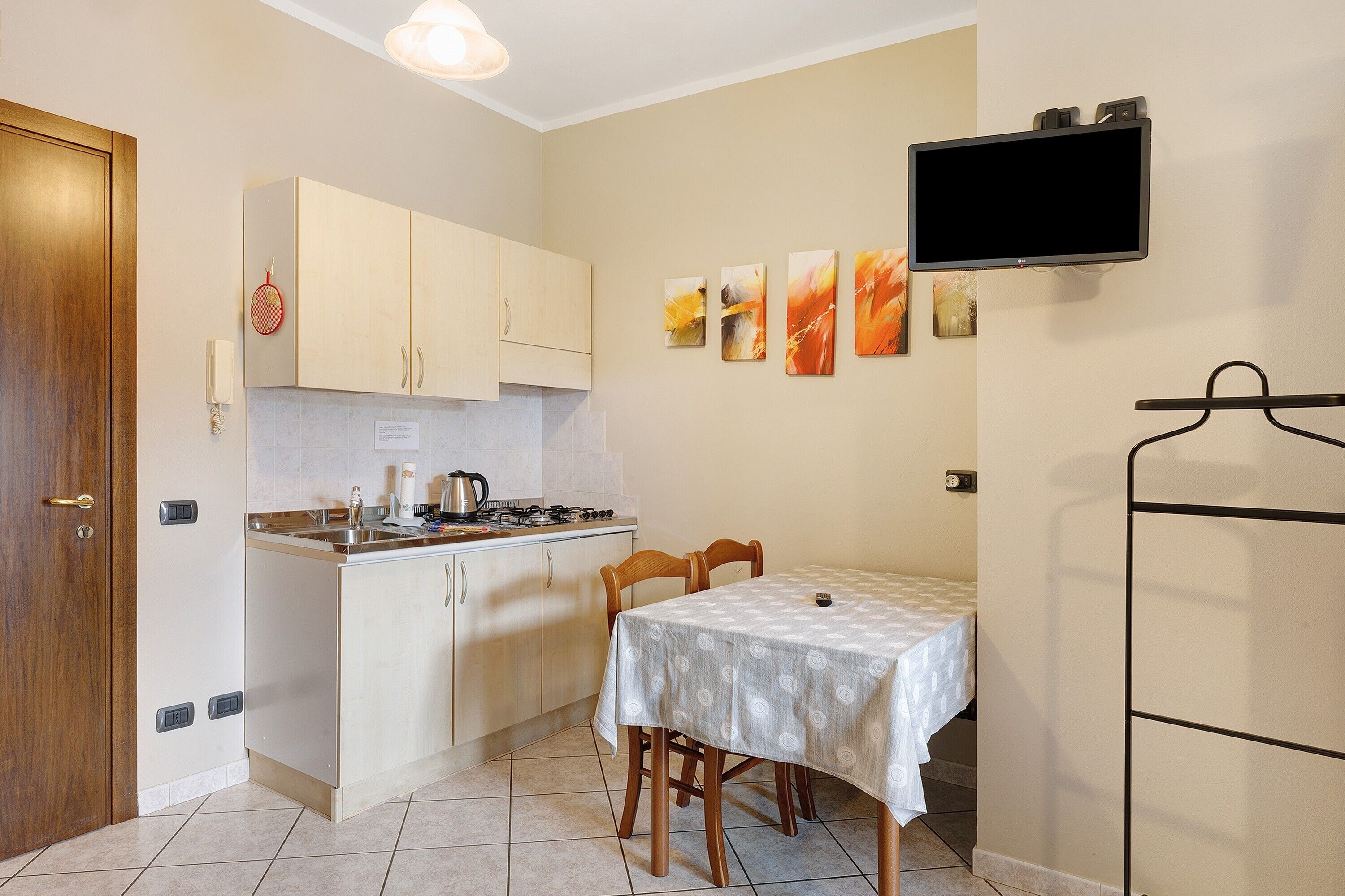 Fridge, stovetop, coffee/tea maker, electric kettle