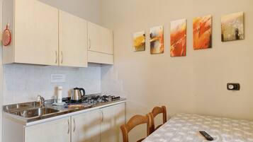 Fridge, stovetop, coffee/tea maker, electric kettle