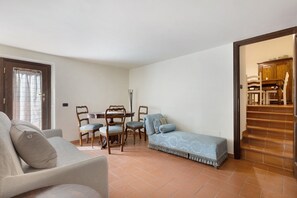 Living area - Villa 'Casa Padronale Podere La Carbonaia' with Private Terrace, Shared Garden, and Wi-Fi (Vicchio)