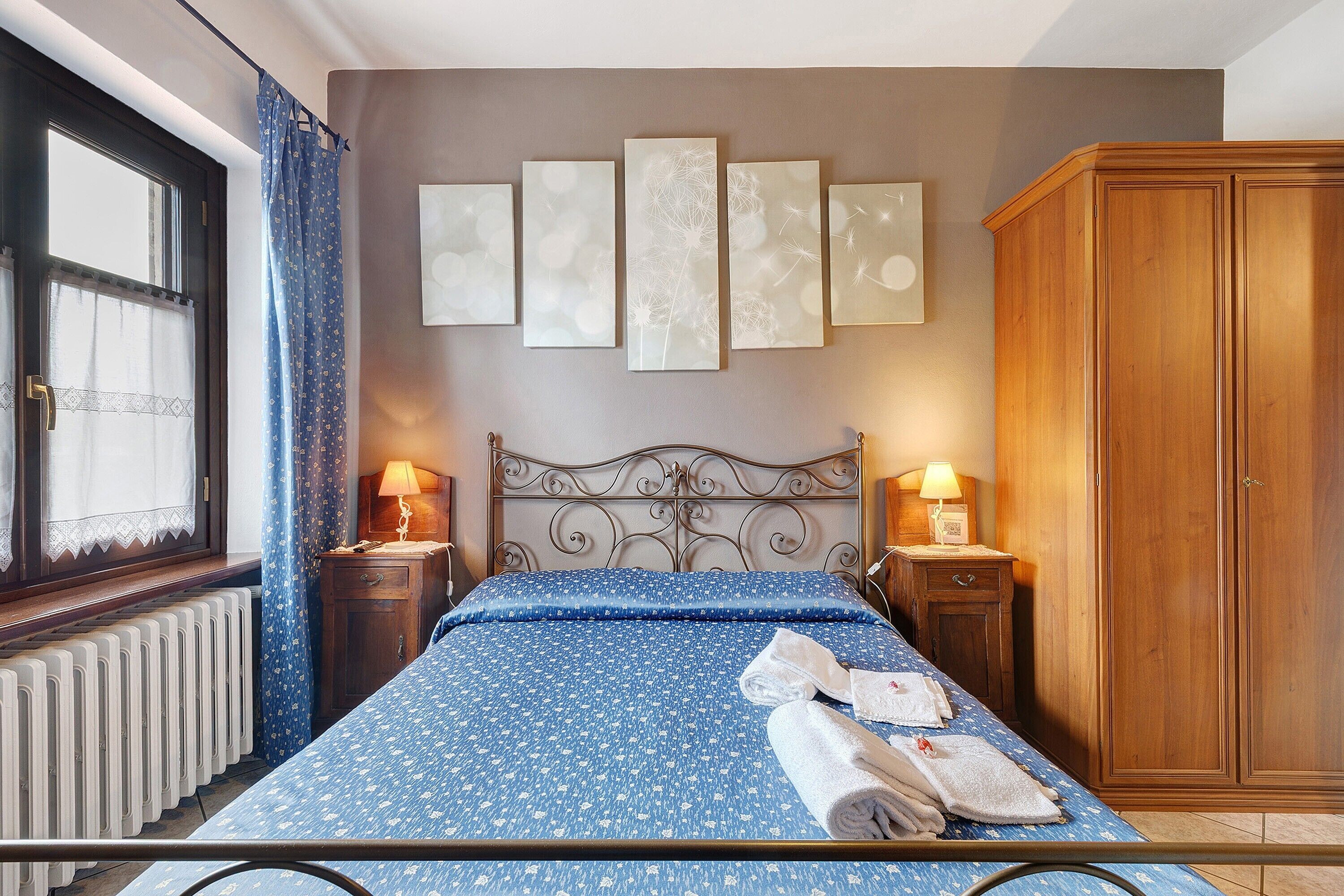 1 slaapkamer, een strijkplank/strijkijzer, wifi, beddengoed