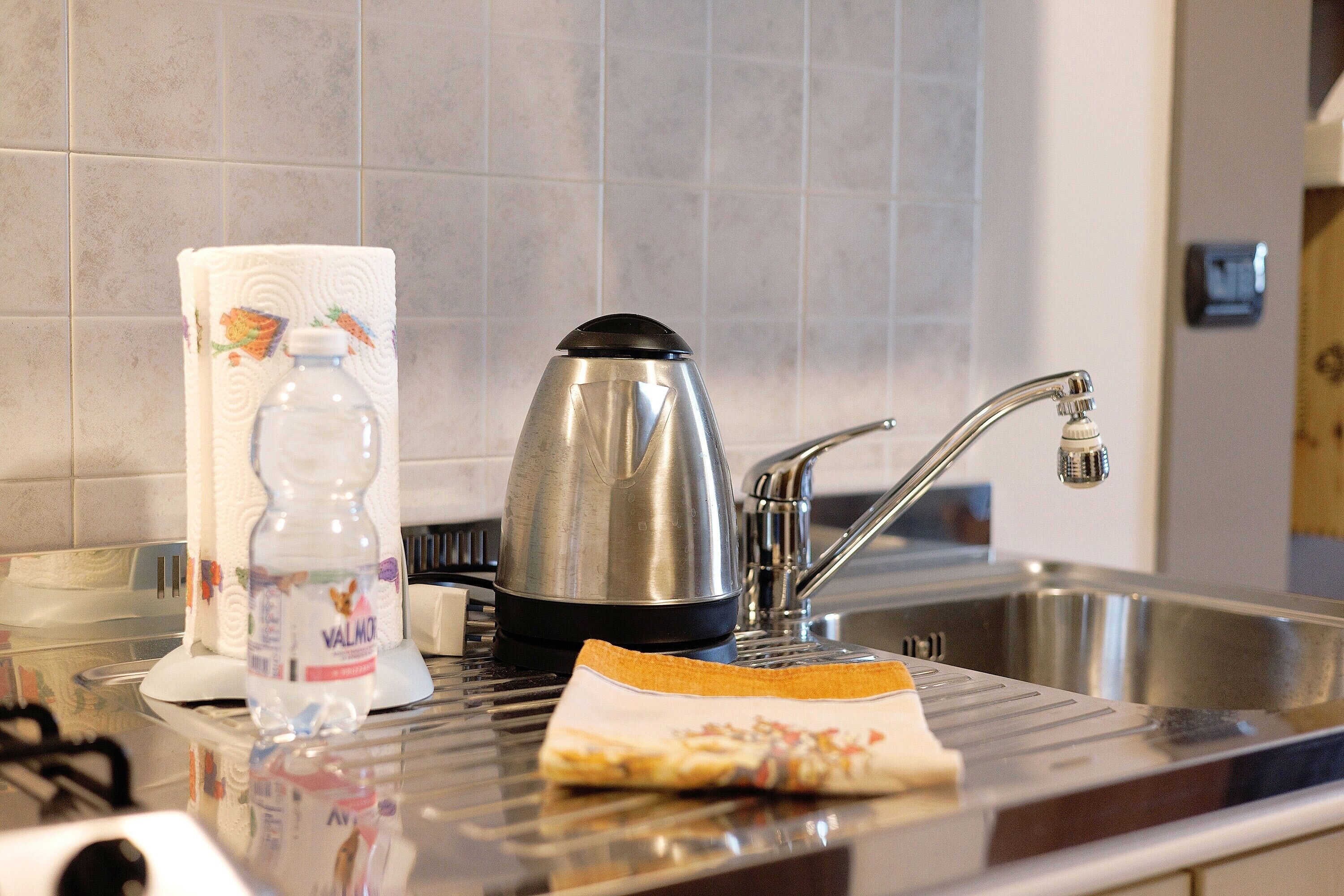 Fridge, stovetop, coffee/tea maker, electric kettle