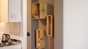 Een keuken met een waterkoker, een houten doos met een etiket en een kast.
