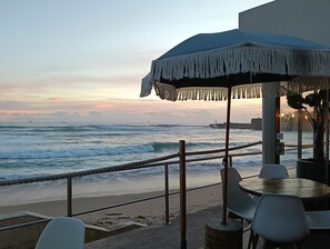 A seaside restaurant with outdoor seating, a view of the ocean, and a rocky coastline. - Room-lisbon Nice & Cousy Room (Lisbon)