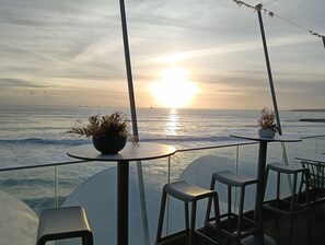 Gemeinsamer Schlafsaal, 1 Schlafzimmer, Balkon, Meerblick | Speisen im Freien