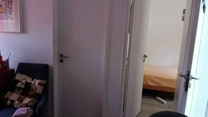 Gemeinsamer Schlafsaal, 1 Schlafzimmer, Balkon, Meerblick | Wohnzimmer