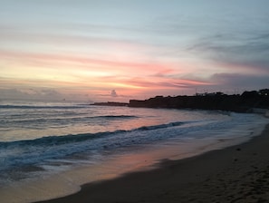 A beach with waves, a sunset, and a rocky coastline. - Room-lisbon Nice & Cousy Room (Lisbon)