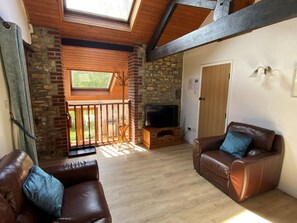 Living area - Stunning private villa for 4 people with WIFI, TV and patio (Northam)