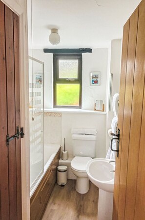 Bathroom - Stunning private villa for 4 people with WIFI, TV and patio (Northam)