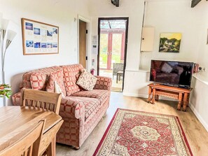Living area - Stunning private villa for 2 people with WIFI, TV and patio (Northam)