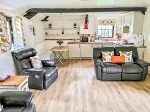 Living area - Stunning private villa for 2 people with WIFI, TV and patio (Northam)