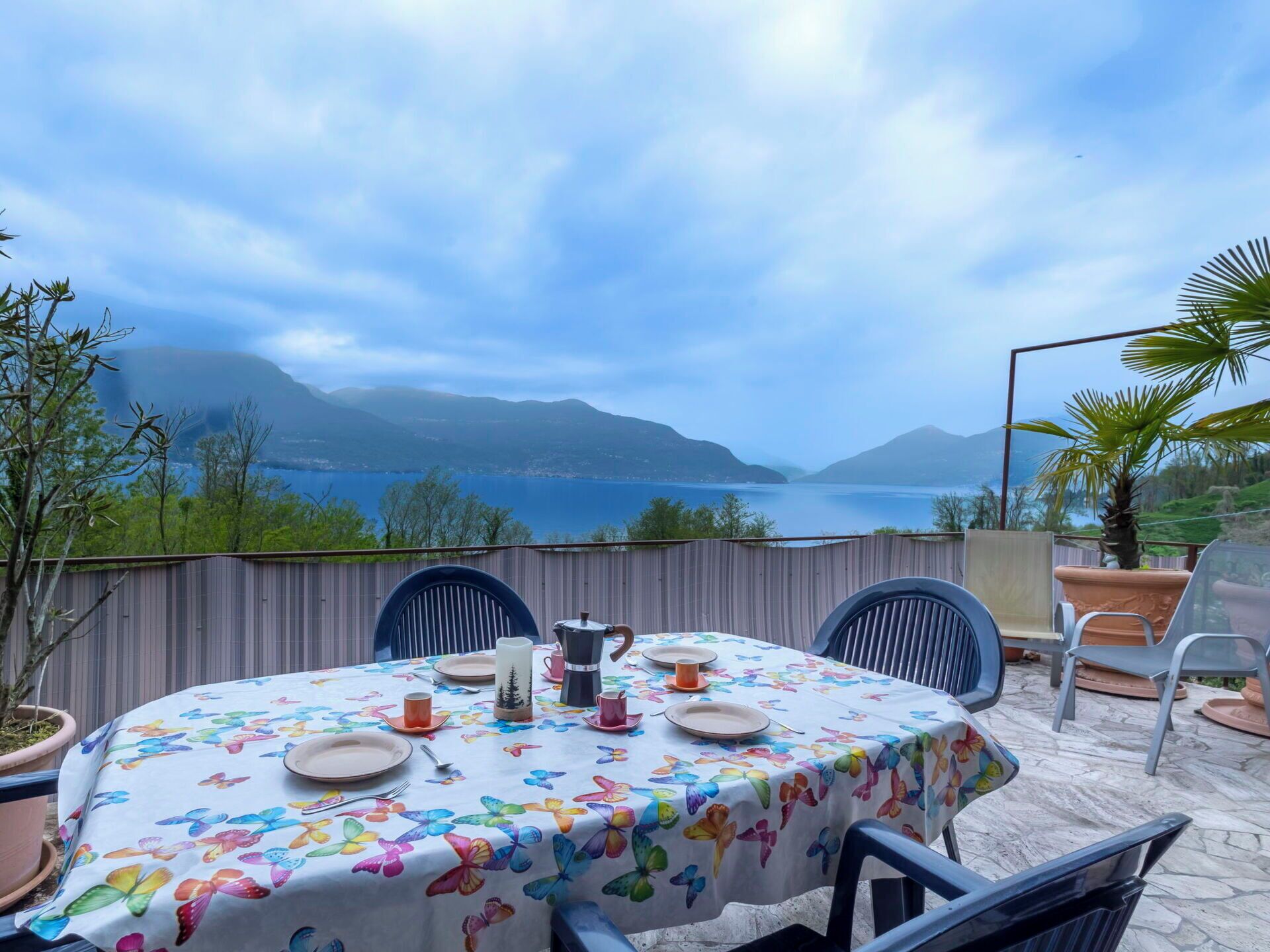 Ein Tisch im Freien mit Blick auf einen See und Berge.