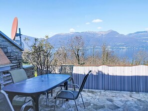 Outdoor dining - Nice apartment for 4 guests with WIFI, TV and terrace (Brezzo Di Bedero)