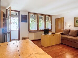 Living area - Lovely apartment for 2 people with TV and balcony (Pinzolo)