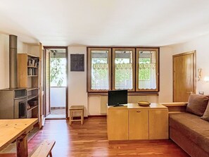 Living area - Nice apartment for 2 people with TV and balcony (Pinzolo)