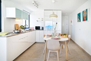Fridge, microwave, stovetop, dishwasher - 1.4 Amapola Ocean -recently renovated, ocean front (Maspalomas)