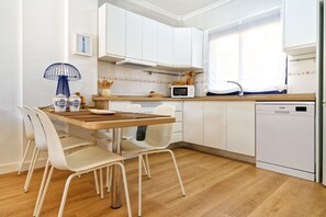 Refrigerador, horno, parrilla de estufa y cafetera y tetera 