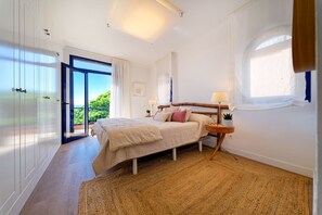 3 habitaciones, tabla de planchar con plancha y cuna de viaje 