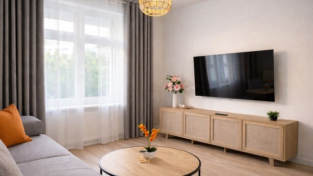 Uma sala de estar moderna com um sofá, uma mesa de centro, uma televisão e um armário.