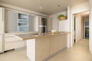 Fridge, microwave, oven, stovetop - Villa Atlantis - San Agustin (San Bartolomé de Tirajana)