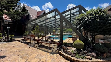 Piscina interna, espreguiçadeiras