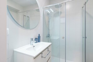 Shower, hair dryer, towels, soap - Charming Sevillian corner in the historic center of Seville (Sevilla)